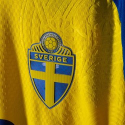 Herren Schweden 2026 Heim Authentic World Cup Trikot GYÖKERES #17 Herren Schweden 2026 Heim Authentic World Cup Trikot GYÖKERES #17