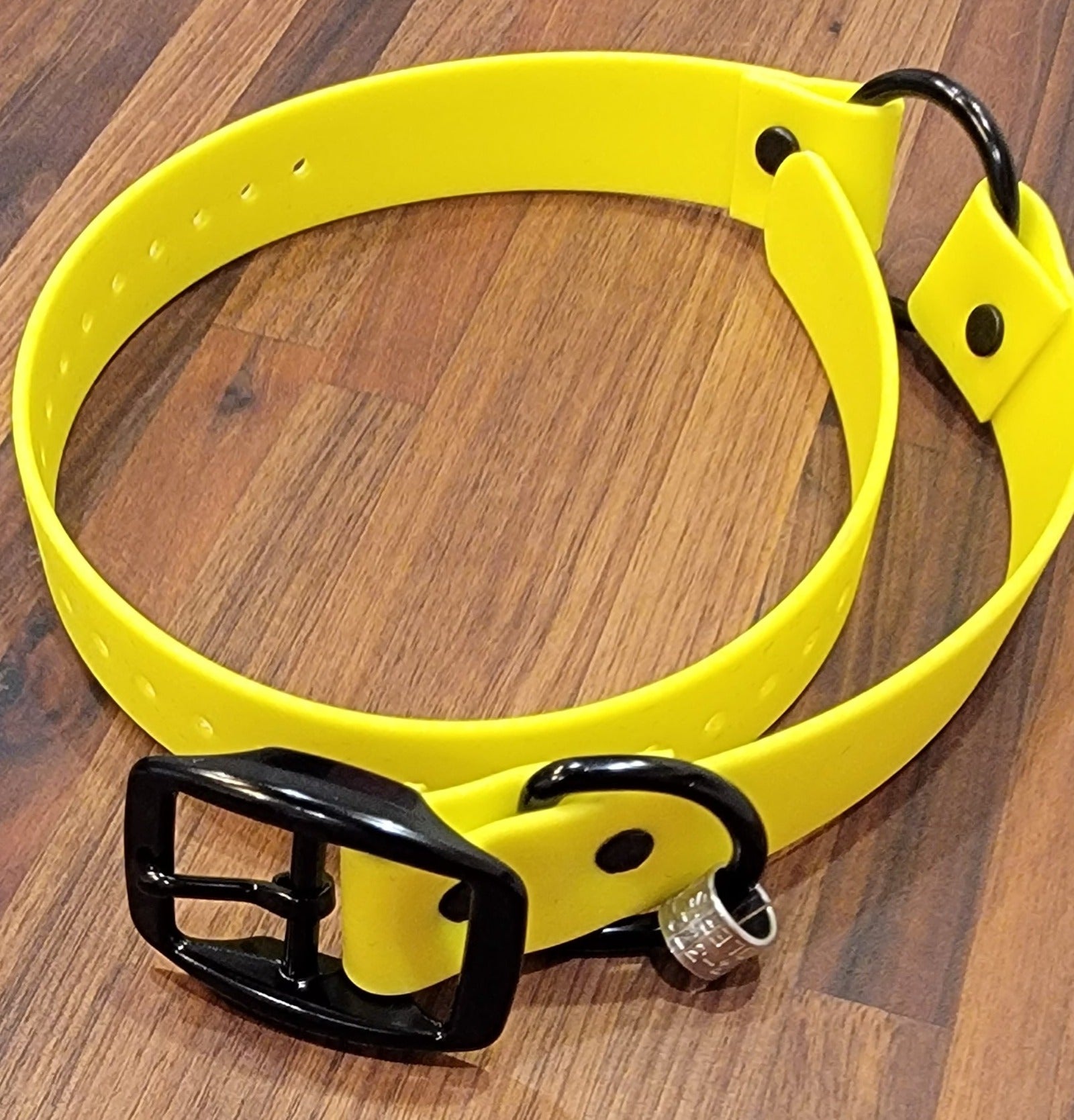 Mittelringkragen mit schwarzen Beschlägen